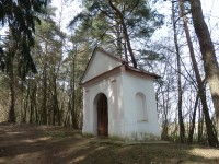 kaplička sv. Václava na kraji lesa mezi Lhotkami a Velkým Meziříčím