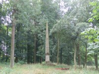 zámecký park - obelisk