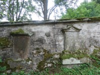 hřbitovní zeď