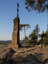 Na vrcholu Křížového vrchu: Pohled směrem ke Zdoňovu