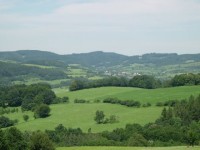 Pohled vpravo z kopce nad obcí Ublo - obec Lutonina
