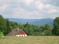 První domky Horního Polubného a první vrcholy Krkonoš