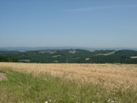 Zlínská vrchovina s Kudlovem, vzadu Hostýnské vrchy, vlevo sídliště Zlína