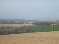 Vpředu obec Oldřichovice, vzadu Hostýnské vrchy