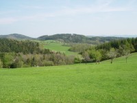 Pohled z Kameňáku na louky na SV od Vlčkové a kopec Vančica