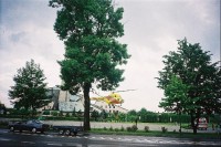 vrtulník (nemocniční) přistávající na parkovišti kostela