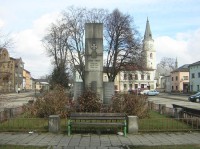 Bohumín - náměstí Svobody - pomník, v pozadí kostel Narození Panny Marie