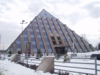 Tychy - budova zdravotního střediska a Hotelu Piramida Paprocany