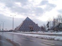 Tychy - budova zdravotního střediska a Hotelu Piramida Paprocany