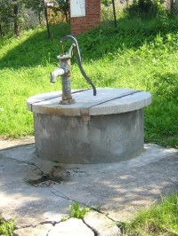 Heřmanice - pumpa na vodu: Heřmanice - pumpa na vodu, nachází se vedle kostela
