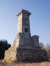 Bezručuv vrch: památník Petru Bezručovi poblíž rozcestníku