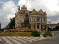 Radnice a pomník: Monumentální pomník Prokopa Velikého je dílem sochaře Karla Opatrného a budova Radnice na Husově náměstí