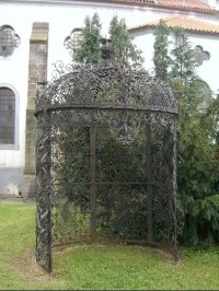 Kovaný altánek: Bohatě zdobený kovaný altánek před kostelem sv. Gotharda; Náměstí Arnošta z Pardubic