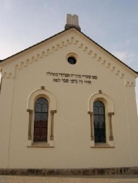 Synagoga a židovský hřbitov 3: V polovině 15. století přicházejí do Heřmanova Městce spolu s českými osadníky také Němci. Tak byli tehdy nazýváni i židé. Zhruba v této době se začínají psát dějiny velké židovské obce v Heřmanově Městci. Památkou na j