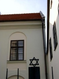 Synagoga a židovský hřbitov 8: V polovině 15. století přicházejí do Heřmanova Městce spolu s českými osadníky také Němci. Tak byli tehdy nazýváni i židé. Zhruba v této době se začínají psát dějiny velké židovské obce v Heřmanově Městci. Památkou na j