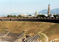 Amfiteátr, v pozadí nové Pompeje