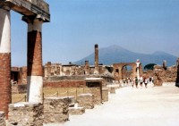 Pompeje, v pozadí Vesuv