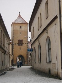 Městská brána - Červená: Třetí z městských bran, druhá nejstarší v naší republice, pocházející z roku 1252. Podle původní barvy je nazývána Červenou, podle směru Pražskou branou. Před branou býval příkop přes padací most. 