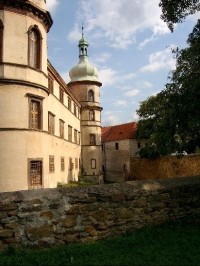 Zámek v Kostelci: Nejpamátnější budovou ve městě je knížecí zámek. Vystavěl jej Jaroslav Smiřický ze Smiřic roku 1562 a kněžna Marie Terezie Savojská v letech 1750 - 56 přestavěla průčelí.
