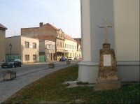 Kříž u kostela: Masarykovo náměstí - u kostela Sv. Petra a Pavla
