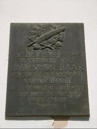Desky na budově Děkanství 1: Bronzová deska připomíná, že zde v letech 1894 až 1895 žil spisovatel Jindřich Šimon Baar.
