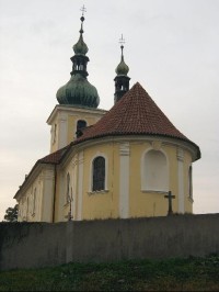 Barokní hřbitovní kostel: Barokní hřbitovní kostel Nanebevzetí Panny Marie, postavený na místě bývalé gotické františkánské kaple.