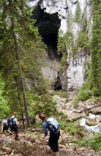 Cetatile Ponorului, impozantní skalní brána vysoká okolo 80 metrů.