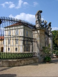 Zadní brána: zadní brána zámku - ze zámeckého parku
