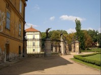 Park a zámek: zadní brána zámku a park