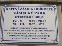 Cedule u zámku: Informační cedule na bráně u zámku Hořovice, vchod na zámeckou zahradu