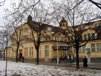 Třžnice - Vary: Funkční, přísně účelová stavba s trojlodní hlavní halou. Postavena v letech 1912 - 13, architekt F. Drobny.