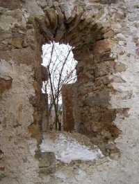 Okna: Nejstarší dochovaný objekt města Karlovy Vary. Vznikl patrně ve 2. pol. 13. stol. v rámci kolonizace.