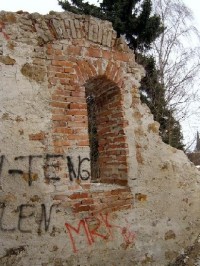 Okno s nápisem: Nejstarší dochovaný objekt města Karlovy Vary. Vznikl patrně ve 2. pol. 13. stol. v rámci kolonizace.