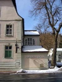 Poštovní Dvůr - Karlovy Vary 10: Klasicistní stavba z r. 1791 postavena karlovarským poštmistrem Josefem Korbem, aby sloužila jako přepřehací stanice poštovních koňských spřežení. Později se z objektu stalo významné společenské středisko. Dne 20.červ