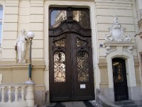 Pupp 16: V roce 1701 ze byl postaven tzv. Saský sál, v roce 1728 k němu byl přistavěn Český sál, který se stal nejoblíbenějším společenským centrem šlechty v Karlových Varech. V roce 1775 se do Karlových Varů přiženil cukrář Johann Georg Pupp, roku 1