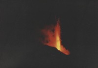 Stromboli 17: Ostrov Stromboli, tvořený pravidelným kuželem stejnojmenné sopky, je bezesporu nejaktivnější sopkou v Evropě, a řadí se i mezi světovou sopečnou elitu. Je to jedna z mála sopek, jejíž erupce probíhají pravidelně v intervalech 10 - 20 mi