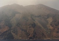 Stromboli 2: Ostrov Stromboli, tvořený pravidelným kuželem stejnojmenné sopky, je bezesporu nejaktivnější sopkou v Evropě, a řadí se i mezi světovou sopečnou elitu. Je to jedna z mála sopek, jejíž erupce probíhají pravidelně v intervalech 10 - 20 min