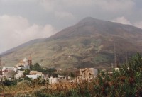 Stromboli 3: Ostrov Stromboli, tvořený pravidelným kuželem stejnojmenné sopky, je bezesporu nejaktivnější sopkou v Evropě, a řadí se i mezi světovou sopečnou elitu. Je to jedna z mála sopek, jejíž erupce probíhají pravidelně v intervalech 10 - 20 min