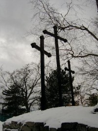 Tři kříže 34: Tři velké dřevěné kříže jsou podobenstvím biblické Golgoty, byly postaveny kolem roku 1640 jako výraz vítězné rekatolizace města a kraje, který byl předchozích 100 let oddán víře luteránské. Vrch je opředen četnými strašidelnými pověstm