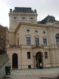 Divadlo KV 10: Výstavba budovy karlovarského divadla byla zahájena v říjnu 1884 a již v květnu 1886 se konalo velkolepé zahajovací představení. Interiérům dominuje a k největším skvostům divadla patří opona od Gustava Klimta. Slavnostní znovuotevření