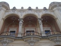 Divadlo KV 8: Výstavba budovy karlovarského divadla byla zahájena v říjnu 1884 a již v květnu 1886 se konalo velkolepé zahajovací představení. Interiérům dominuje a k největším skvostům divadla patří opona od Gustava Klimta. Slavnostní znovuotevření 