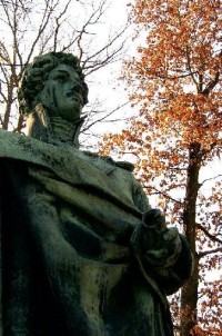 Dub 16: Podle oslavné básně na dalovické duby, kterou v roce 1810 napsal Theodor Körner, německý romantický básník. Jeho socha, dílo sochaře Ludvíka Tischlera, byla naproti dubu odhalena v r. 1914. Stáří dubu lze odhadovat na 900-1000 let.