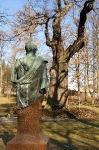 DUb 20: Podle oslavné básně na dalovické duby, kterou v roce 1810 napsal Theodor Körner, německý romantický básník. Jeho socha, dílo sochaře Ludvíka Tischlera, byla naproti dubu odhalena v r. 1914. Stáří dubu lze odhadovat na 900-1000 let.