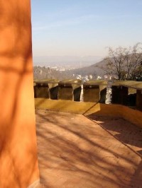 Karel 24: Stavba v neogotickém slohu pochází z roku 1877. Poskytuje výhled z teras ve dvou patrech. Průhledem nad lázeňskou čtvrtí je vidět na Krušné hory, v jižním výhledu je část Slavkovského lesa s osou údolí Teplé. 