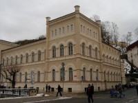 Lázně III 11: Původně společenský lázeňský dům postaven v letech 1863-86 (arch. Renner, Labitzky, Hein), v romantickém slohu anglické zámecké neogotiky. V prvním patře je koncertní síň Antonína Dvořáka. 