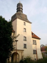 Zámek - věž a vchod: Původně renesanční zámek v Dolních Břežanech vznikl okolo roku 1600. V roce 1901 bylo upraveno vnitřní nádvoří a přistavěna lodžie. V průjezdu zámku je stropní štuková výzdoba z konce 17. stol.