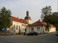 Zámek v Dolních Břežanech: pohled na zámek z návsi, od obecního úřadu