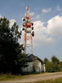 Kožová hora - vysílač: Pohled na vysílač od silnice č.118