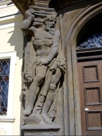 Zámek Mirošov 3: výzdoba u dveří do zámku