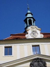 Zámek Mirošov - střecha: pohled na výzdobu střechy zámku